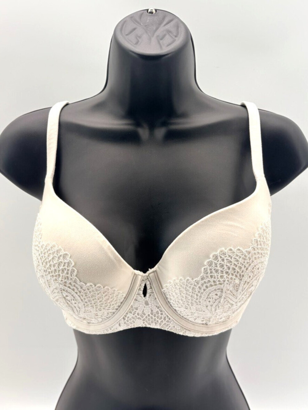 Victoria's Secret Body by Victoria Lined Demi Lace Bra 32DDD